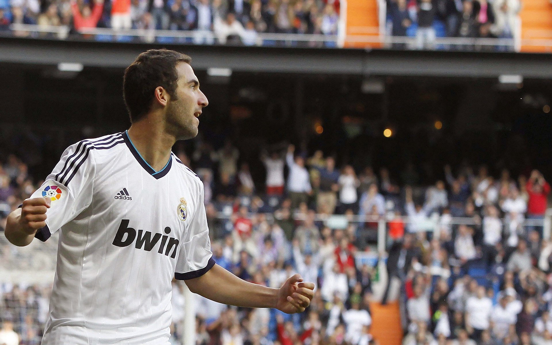 国际帆船赛激战正酣 顶尖选手逐浪争锋