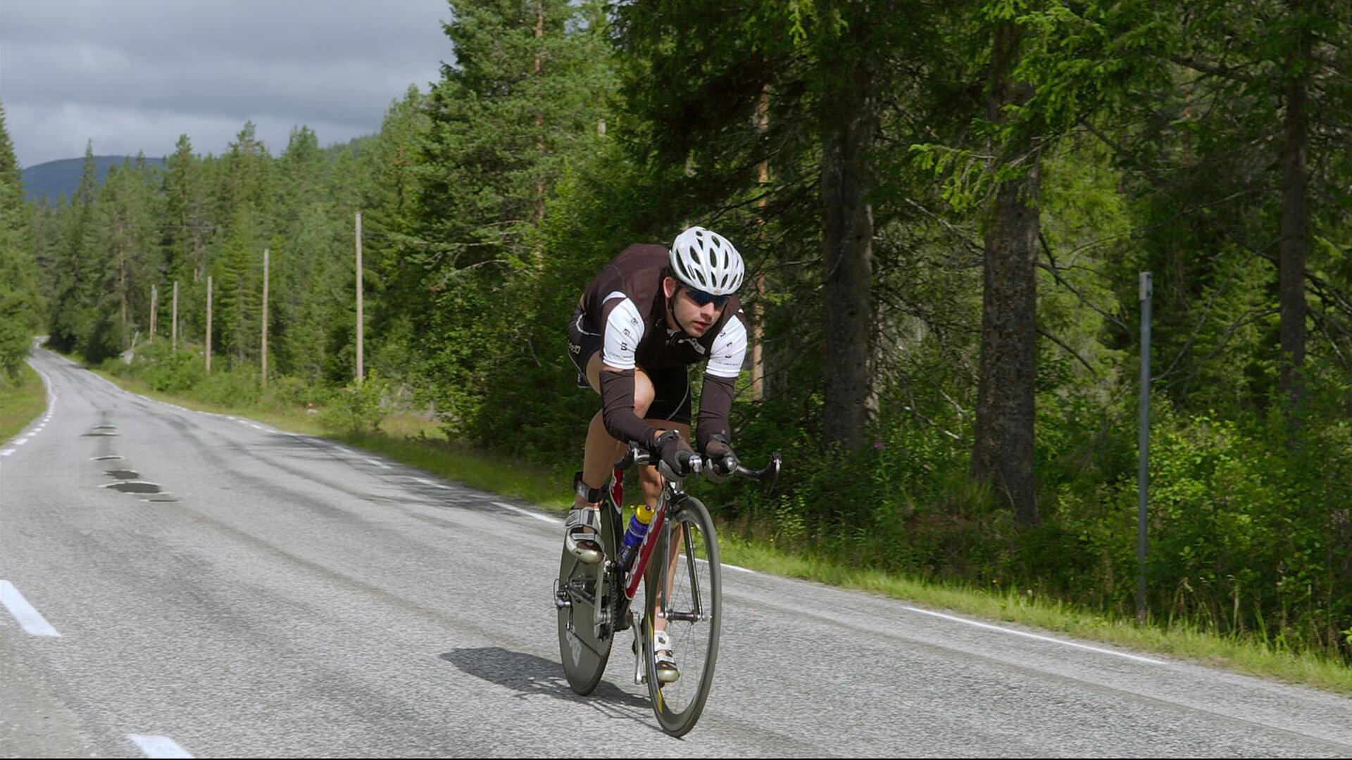法国游泳名将打破尘封十年世界纪录 东京泳池再掀狂潮